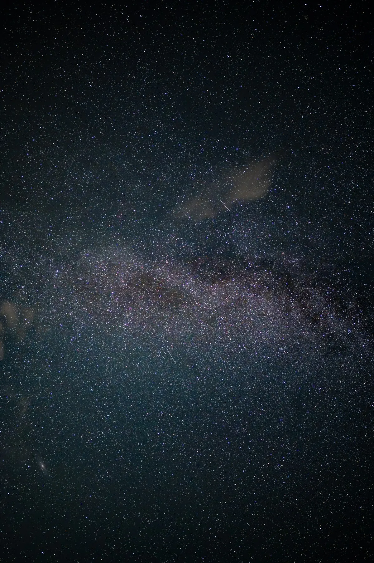 星空银河下两人并肩仰望的剪影